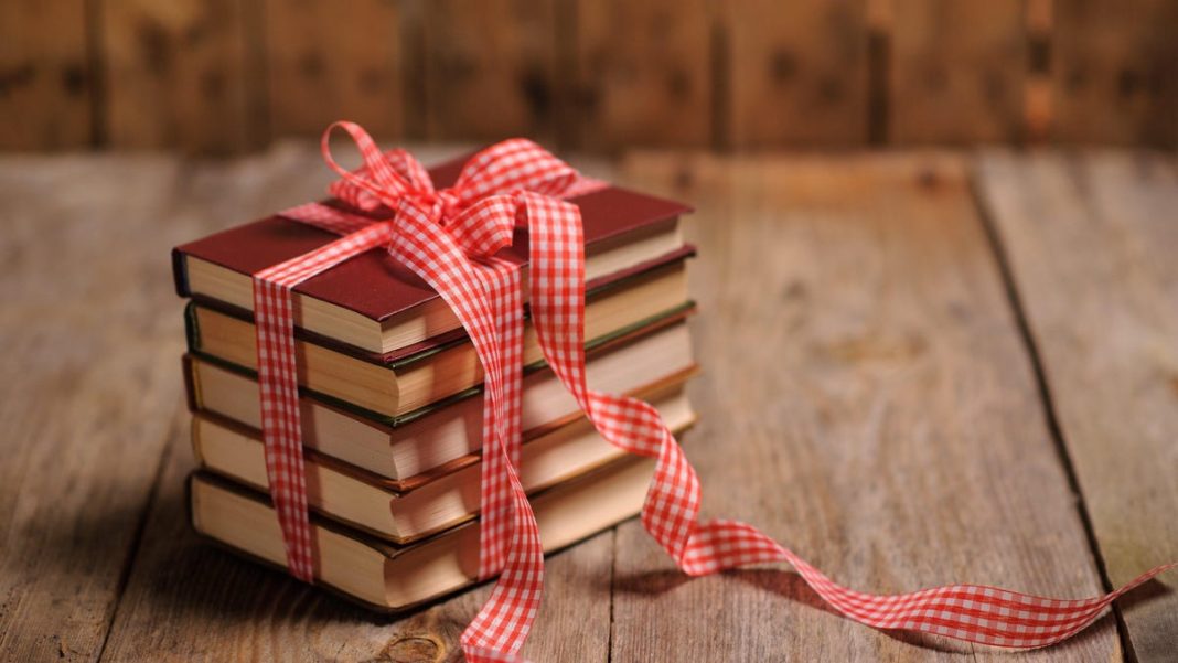 10 of the Best Gifts for Book Enthusiasts (That Aren’t Books)